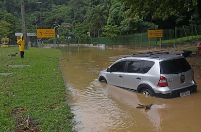 Un coche varado en una zona inundada por el aguacero.