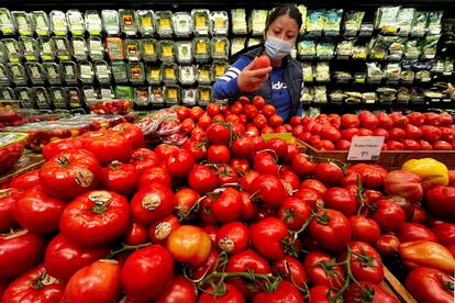 Una mujer en un supermercado de la cadena Whole Foods en Nueva York en marzo.