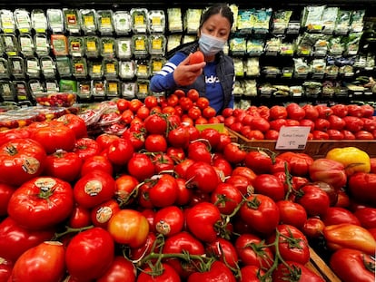 Una mujer en un supermercado de la cadena Whole Foods en Nueva York en marzo.