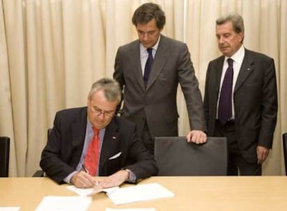 Bernotat (E.ON), Entrecanales (Acciona) y Conti (Enel), en la firma del acuerdo de Endesa el 2 de abril.