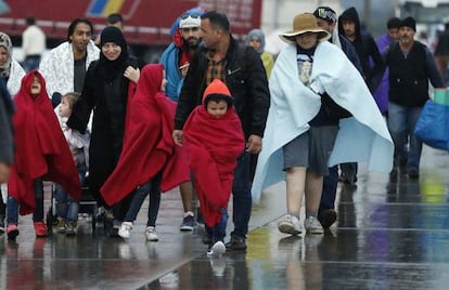 Un grupo de refugiados a su llegada hoy a la frontera entre Hungr&iacute;a y Austria en Nickelsdorf.  