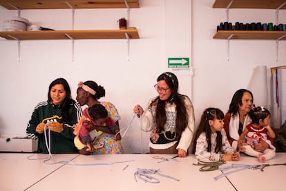 Mujeres migrantes que forman parte de 'Tejiendo Futuros', proyecto, impulsado por la OIM México y Básicos de México en el que mujeres migrantes en México se capacitan y comercializan  sus productos. Ciudad de México el 10 de diciembre del 2025.