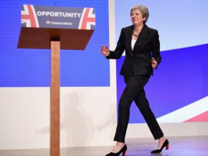 La primera ministra de Reino Unido, acorralada por los euroescépticos, interviene en el cierre del congreso del Partido Conservador