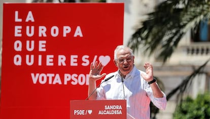 El cabeza de lista del PSOE a las elecciones europeas, Josep Borrell, este domingo durante un acto en Valencia.