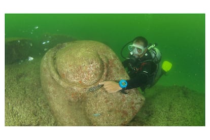 La excavación submarina de los antiguos palacios de Alejandría, sumergidos a escasos metros de profundidad del moderno puerto de la ciudad egipcia, es una de las aventuras arqueológicas más apasionantes de nuestros tiempos. Piezas y edificios, como el famoso Palacio de Cleopatra, así como restos del Faro (una de las grandes maravillas del mundo antiguo). Muchos de sus tesoros siguen intactos y para bucear en el puerto hay que contratar una inmersión con una agencia autorizada.