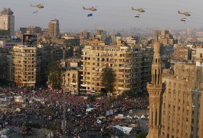 Helicópteros del ejército egipcio sobrevuelan la plaza Tahrir de El Cairo, 4 de julio de 2013.