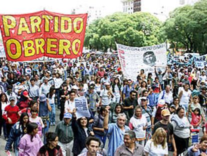 Una manifestación de trabajadores recorre las calles de Buenos Aires.