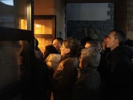 Vecinos de Villamanín esperan en la calle el comienzo de la reunión para decidir qué hacer con el premio, el pasado viernes.