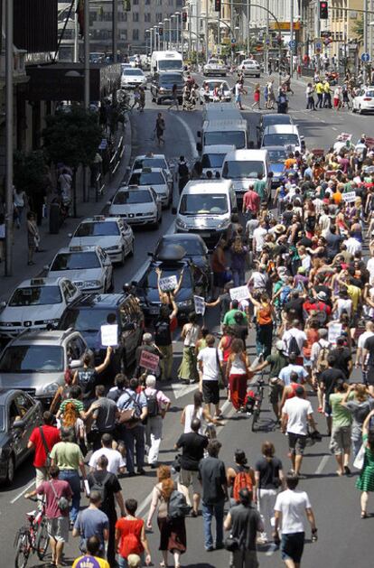 Protestors from the 15-M movement stop the traffic on Madrid's Gran Vía on Thursday.