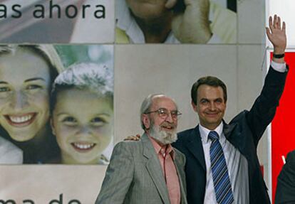 Rodríguez Zapatero, junto al poeta Ángel González ayer en el mitin que el PSOE celebró en Gijón.