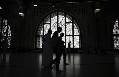 Varios peregrinos musulmanes realizan el ritual de ida y vuelta entre las dos pequeñas colinas de Safa y Marwah, en la Gran Mezquita, antes de la peregrinación anual de Hajj.