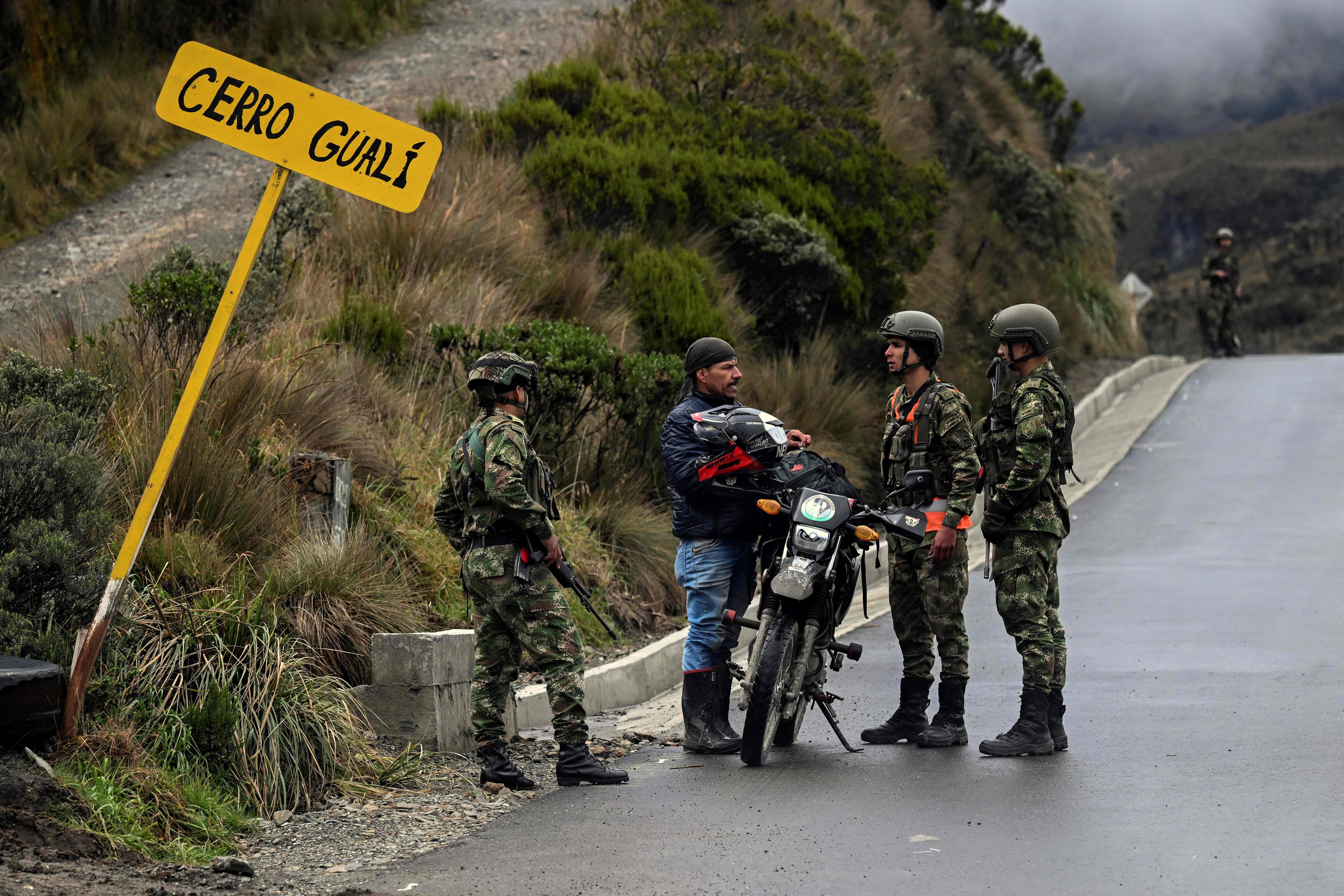 Soldados colombianos hablan con un campesino de la región en la zona del volcán Nevado del Ruiz en Murillo, el 3 de abril de 2023.