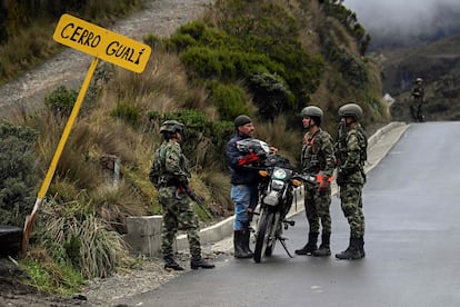 Soldados colombianos hablan con un campesino de la región en la zona del volcán Nevado del Ruiz en Murillo, el 3 de abril de 2023.