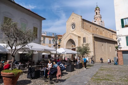 Calle peatonal en el casco antiguo de San Remo, ciudad costera de la Riviera italiana.