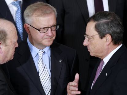 El comisario europeo de Ecnomía, Olli Rehn, y el ministro irlandés de Finanzas, Michael Noonan, escuchan al presidente del BCE, Mario Draghi.