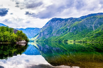 Es difícil encontrar unas aguas tan turquesas y una hierba tan verde en otro lugar de Europa. El parque nacional del Triglav, <a href="https://elviajero.elpais.com/tag/eslovenia/a" target="_blank">en Eslovenia</a>, es un gigantesco paraíso natural de 840 kilómetros cuadrados, cuajado de lagos, desfiladeros, ríos, cascadas e infinitas praderas alpinas. Quizá el rincón de mayor belleza paisajística es el situado en torno a la garganta de Tolmin, fácilmente accesible en un recorrido circular de aproximadamente dos horas en el que habrá que atravesar el Hudičev most o puente del Diablo, suspendido sobre el río Tolminka a 70 metros de altura. Será casi imposible que no nos tiemblen las rodillas al mirar para abajo y sentirnos al borde del abismo.