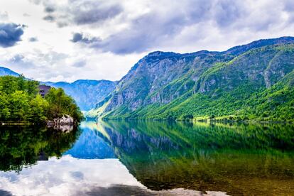 Es difícil encontrar unas aguas tan turquesas y una hierba tan verde en otro lugar de Europa. El parque nacional del Triglav, <a href="https://elviajero.elpais.com/tag/eslovenia/a" target="_blank">en Eslovenia</a>, es un gigantesco paraíso natural de 840 kilómetros cuadrados, cuajado de lagos, desfiladeros, ríos, cascadas e infinitas praderas alpinas. Quizá el rincón de mayor belleza paisajística es el situado en torno a la garganta de Tolmin, fácilmente accesible en un recorrido circular de aproximadamente dos horas en el que habrá que atravesar el Hudičev most o puente del Diablo, suspendido sobre el río Tolminka a 70 metros de altura. Será casi imposible que no nos tiemblen las rodillas al mirar para abajo y sentirnos al borde del abismo.