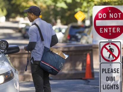 Carteiro conversa com agentes do serviço secreto na entrada da casa de Barack Obama em Washington