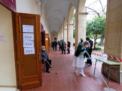 El Institut Salvador Vilaseca de Reus, a primera hora de este domingo.