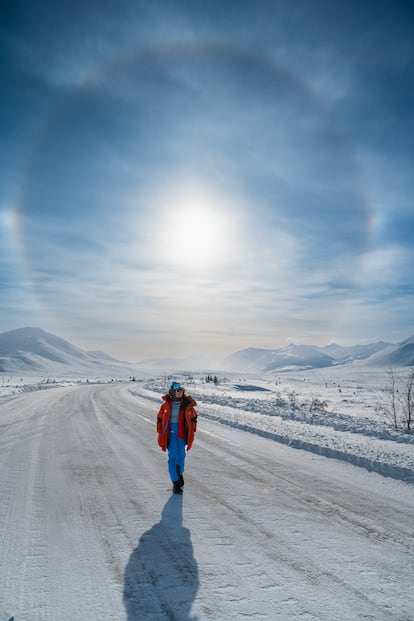 Mariel Galán en el Círculo Polar Ártico durante el “halo solar”, un fenómeno meteorológico que tiene su origen en la refracción de cristales de hielo que se encuentran suspendidos en la troposfera y que reflejan luz generando un espectro de colores alrededor del sol.