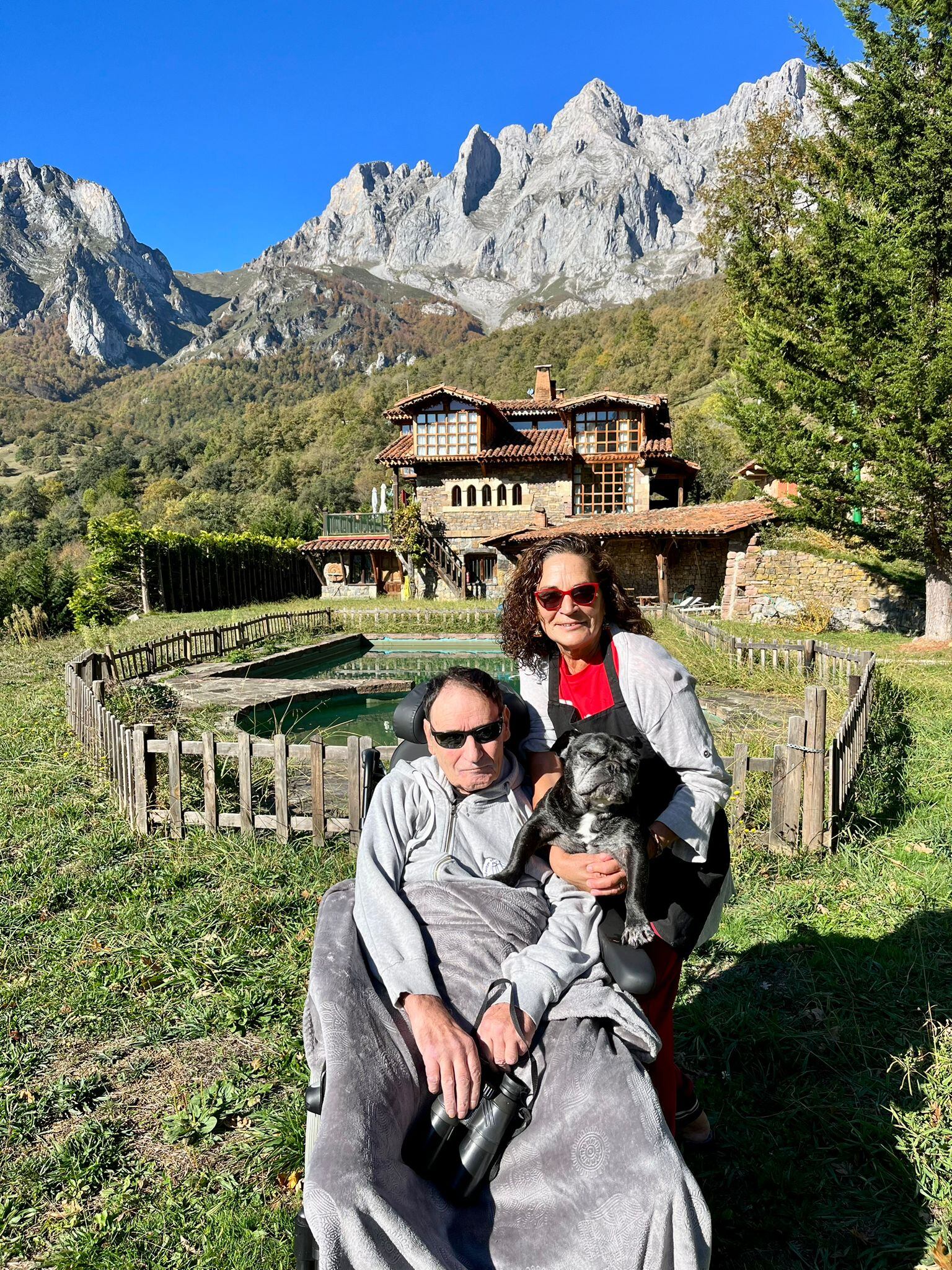 Esteban y Mamen Vicente frente a la casa diseñada y construida por el primero. Fue una de las últimas salidas de Esteban antes de fallecer.