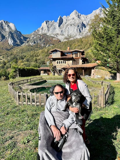 Esteban y Mamen Vicente frente a la casa diseñada y construida por el primero. Fue una de las últimas salidas de Esteban antes de fallecer.