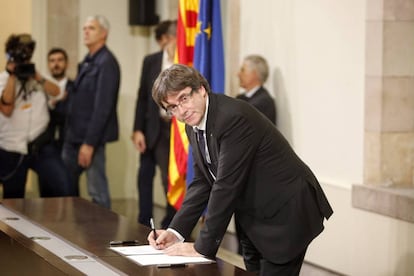 Carles Puigdemont firma la declaración de independencia en el Parlament.