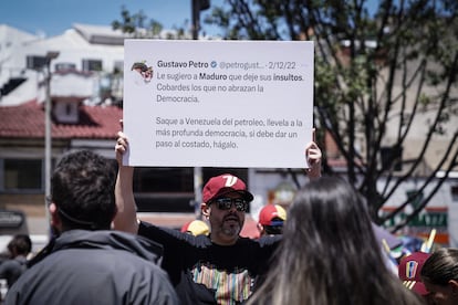 Un manifestante muestra una copia de un mensaje de la red social X del presidente Gustavo Petro. 