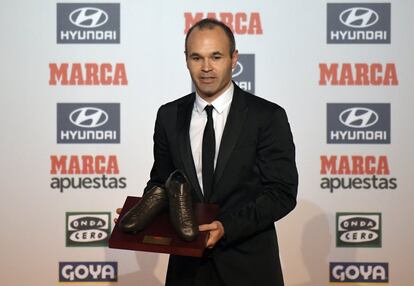 Andrés Iniesta tras recibir el premio al mejor jugador, el 18 de diciembre de 2017, en Barcelona.