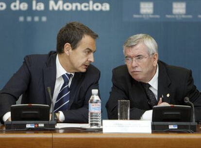 El presidente del Gobierno, José Luis Rodríguez Zapatero, y el presidente de la Federación Española de Municipios y Provincias (FEMP), Pedro Castro (dcha.) en la reunión que mantuvieron hoy.