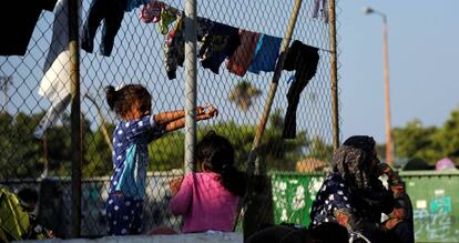 Refugiadas a la espera de continuar su ruta en Atenas.