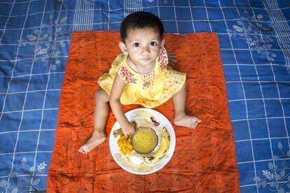 En Asia meridional, menos de uno de cada cuatro niños (el 19%) recibe una alimentación mínimamente diversa. Roja, bangladesí de 15 meses, comenzó a comer comida extra que no fuera leche materna a partir de los seis meses de edad. Lo que más le gusta es el huevo, el plátano y los purés.