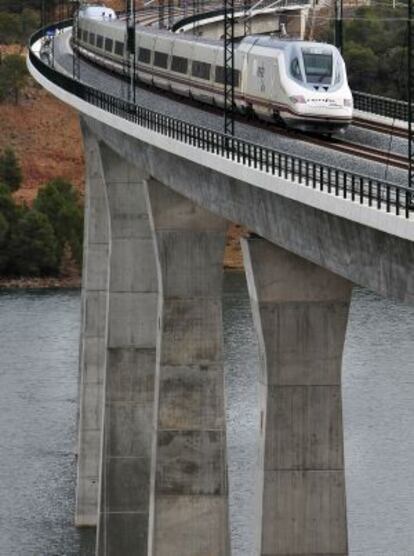 Un tren de alta velocidad sobre el viaducto del embalse de Contreras.