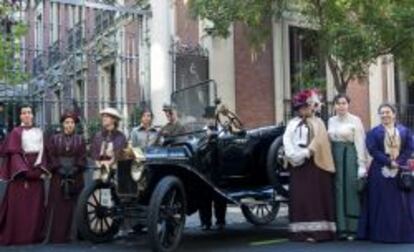 Miembros de la asociación Anacrónicos, que guiarán a los visitantes de la exposición de coches clásicos en los Jardines de Sabatini.