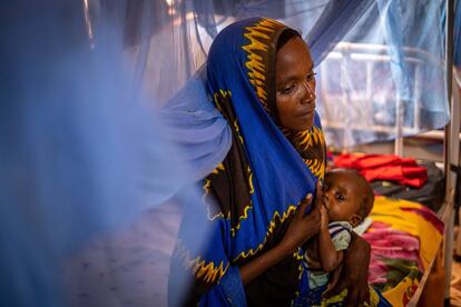 Hawo Abdi (26 años) amamanta a su hijo Adan Isaac (11 meses) en el centro de estabilización de Baidoa. El niño sufre de desnutrición y recibirá una mezcla de leche materna y fórmula hasta que sea lo suficientemente fuerte para volver a casa. Adán y su madre son de un pequeño pueblo llamado Durow.