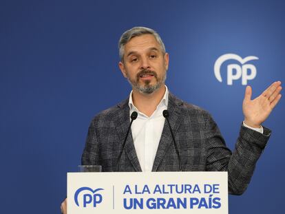 El vicesecretario de Economía del PP, Juan Bravo, en la sede de Génova, este lunes.