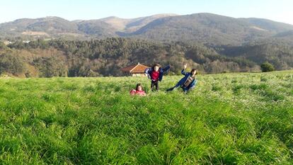 Mis peque&ntilde;os urbanitas, en un prado asturiano.