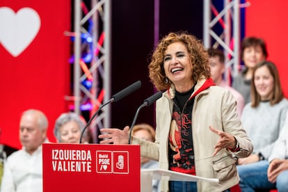 La vicepresidenta primera del Gobierno y ministra de Hacienda, María Jesús Montero, participa en un acto público en Alcorcón (Madrid), este domingo.