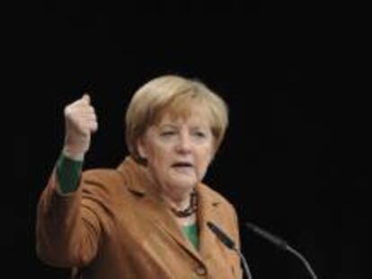 La canciller alemana, Angela Merkel, ofrece un discurso en la conferencia del partido democristiano alemán (CDU) de la Baja Sajonia en Celle (Alemania).