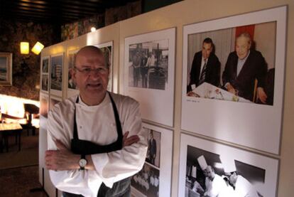 Jaume Subirós, junto a una fotografía de la exposición en que se ve a Josep Pla con Josep Mercader.