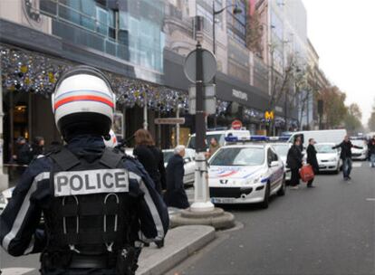 Los agentes de la policía francesa establecen un perímetro de seguridad en torno los grandes almacenes de Printemps, en París.