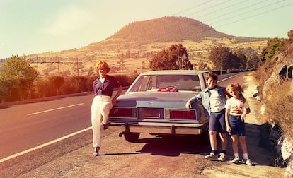 Una madre con sus hijos en un viaje por carretera en los 80.