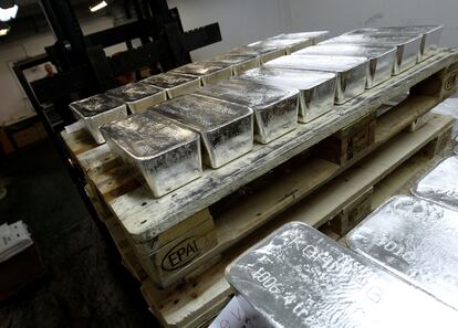 Un palé con lingotes de plata en una planta de Polonia, en una fotografía de archivo.