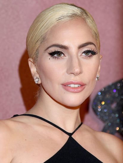 Gaga asegura que ya no se hace inyecciones faciales pero su aspecto reluciente hace dudar a los que siguen su evolución estética. De hecho en 2016, con la publicación de su último y más personal álbum, 'Joanne', fueron sus seguidores los que hicieron saltar todas las alarmas insinuando que la artista se había operado la nariz, algo sobre lo que ella no se ha pronunciado. A juzgar por las imágenes, la apariciena de la nariz de la intérprete ha cambiado y ahora la tiene más definida.