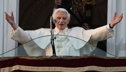 Benedicto XVI en su última aparición pública, desde el balcón del Palacio Apostólico de Castel Gandolfo.