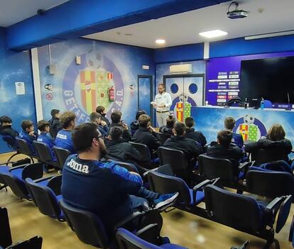 Los niños de la Escuela de Fútbol del Getafe CF reciben una charla sobre acoso en las instalaciones.