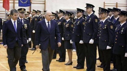 Cosidó y Fernández Díez pasan revista a un grupo de policías en 2014.