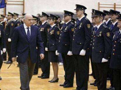 Cosidó y Fernández Díez pasan revista a un grupo de policías en 2014.