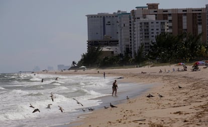 Vista de la playa de Pompano cerca de Coral Springs, a la espera del huracán Matthew, en Florida.