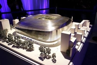 Vista de una maqueta que representa el proyecto elegido para la remodelación del estadio Santiago Bernabéu, durante el acto de presentación del mismo.